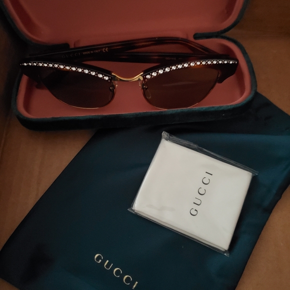 Gucci Cateye crystal accent